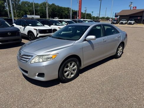 Used 2011 Toyota Camry LE w/ LE Extra-Value Pkg FWD image 4