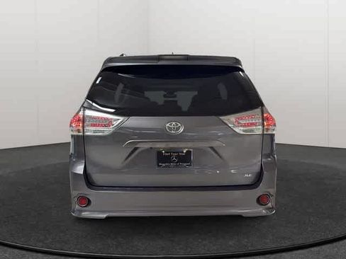 Used 2018 Toyota Sienna SE Premium FWD image 6