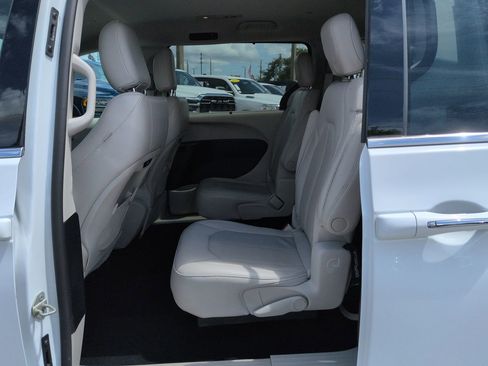 Used 2021 Chrysler Pacifica Touring-L FWD image 14