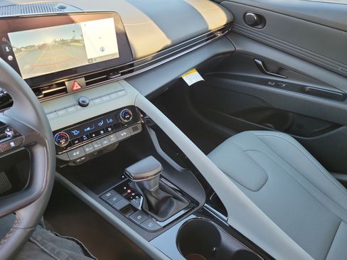 Used 2025 Hyundai Elantra Limited image 14