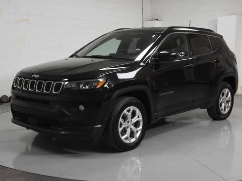 Used 2024 Jeep Compass Latitude AWD/4WD image 8