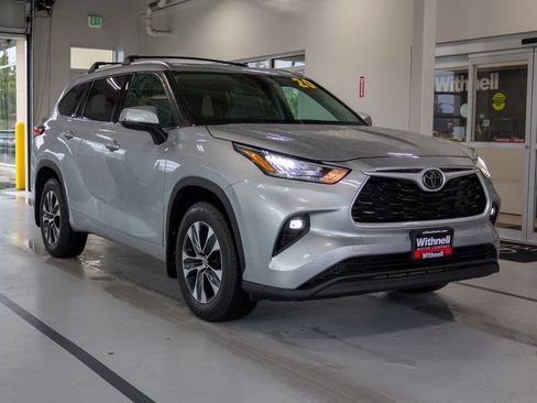 Used 2020 Toyota Highlander XLE AWD/4WD image 5