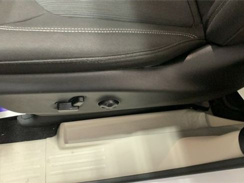 Used 2023 Chrysler Voyager LX image 8