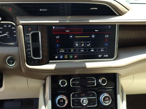 Used 2021 GMC Yukon Denali w/ Denali Ultimate Package AWD/4WD image 28