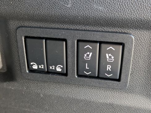 Used 2022 GMC Yukon Denali w/ Advanced Technology Package image 12