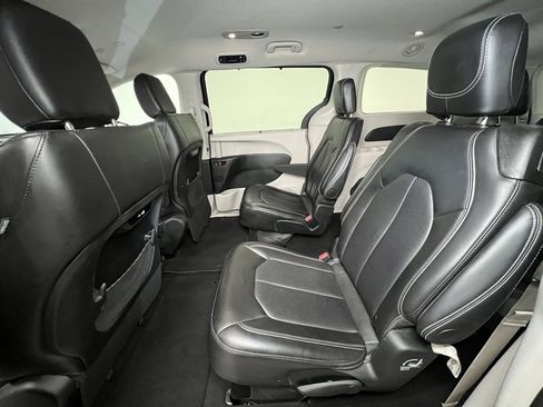 Used 2024 Chrysler Pacifica Touring-L image 5