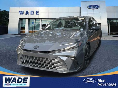 Used 2025 Toyota Camry SE w/ Convenience Package FWD image 1