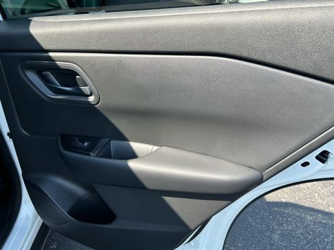 Used 2025 Nissan Rogue S AWD/4WD image 26