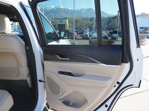 Used 2023 Jeep Grand Cherokee Limited image 23