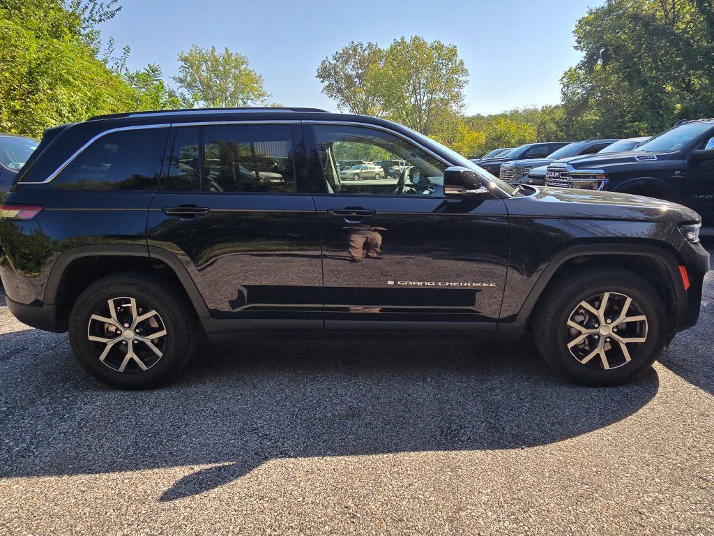 Used 2023 Jeep Grand Cherokee Limited w/ Trailer Tow Prep Group (B) AWD/4WD image 9