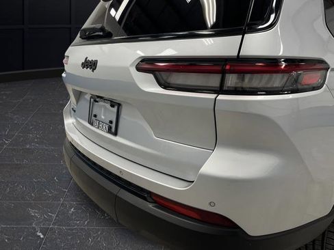 Used 2023 Jeep Grand Cherokee L Laredo image 34