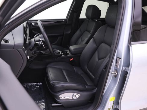 Certified 2024 Porsche Macan image 5