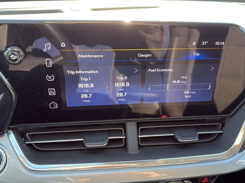 Used 2025 Chevrolet Trax LT w/ LT Convenience Package image 18