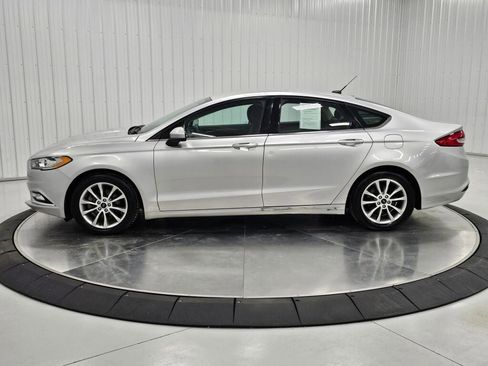 Used 2017 Ford Fusion SE w/ Fusion SE Technology Package FWD image 2