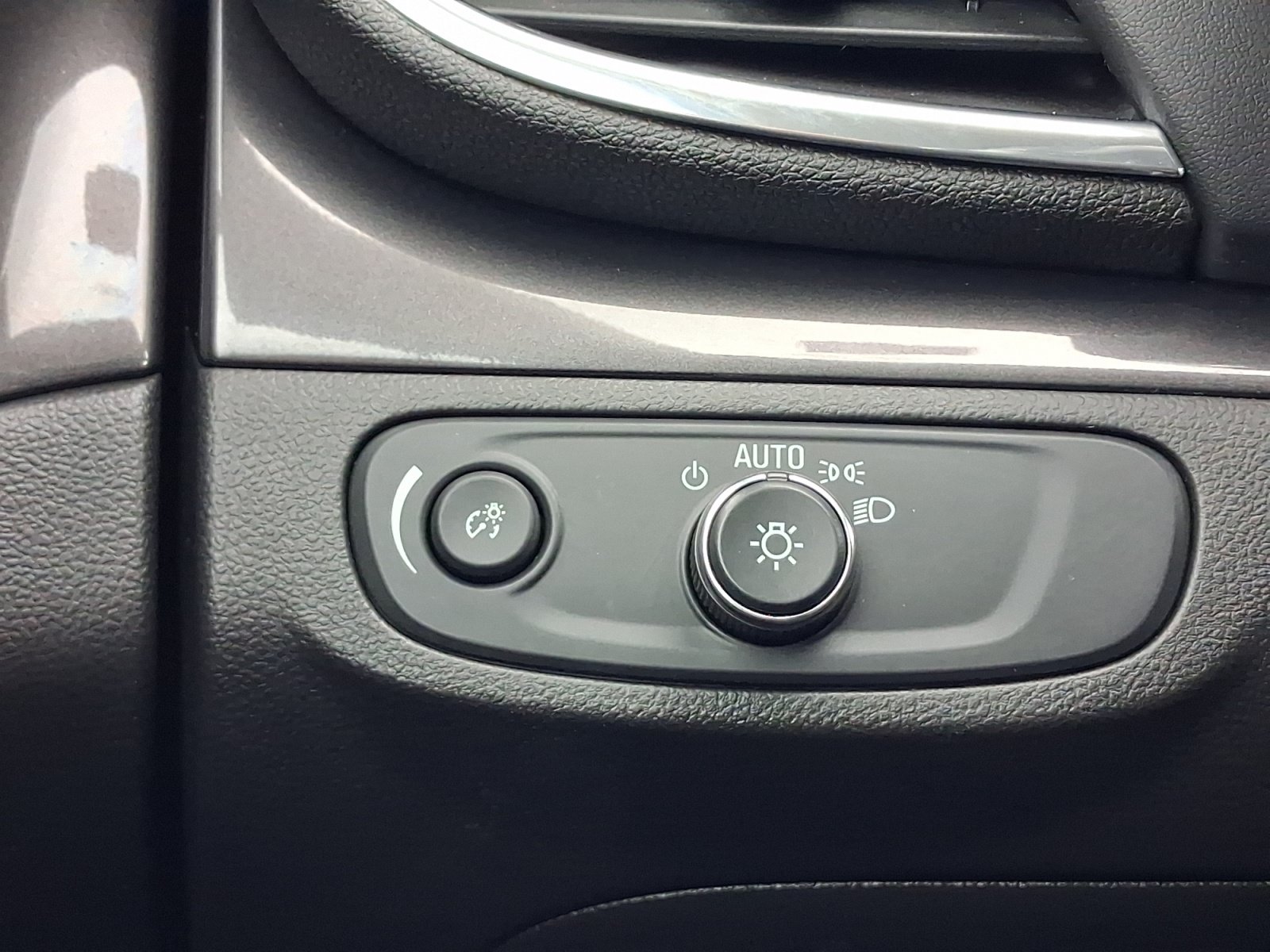 Used 2020 Buick Encore Preferred w/ Safety Package FWD image 27