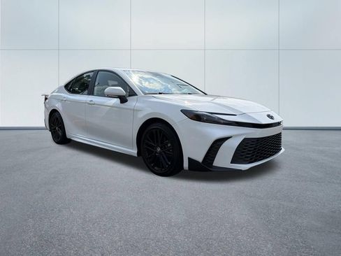Used 2025 Toyota Camry SE w/ Convenience Package FWD image 4