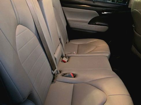 Used 2020 Toyota Highlander XLE image 41