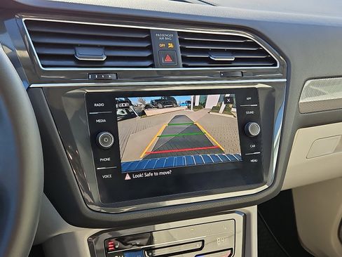 Certified 2022 Volkswagen Tiguan SE w/ Panoramic Sunroof Package image 17