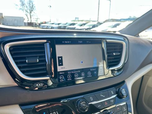 Used 2018 Chrysler Pacifica Touring-L image 32