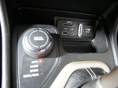 Used 2017 Jeep Cherokee Limited image 29