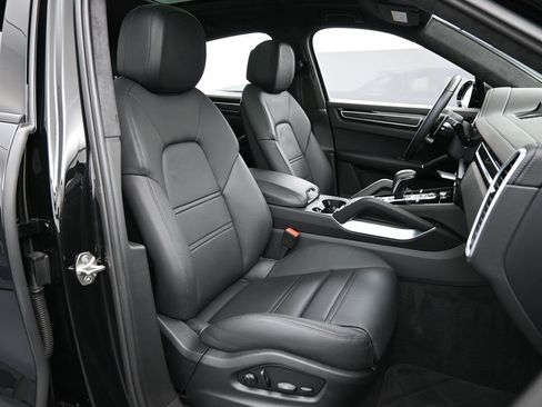 Used 2023 Porsche Cayenne Turbo S image 32