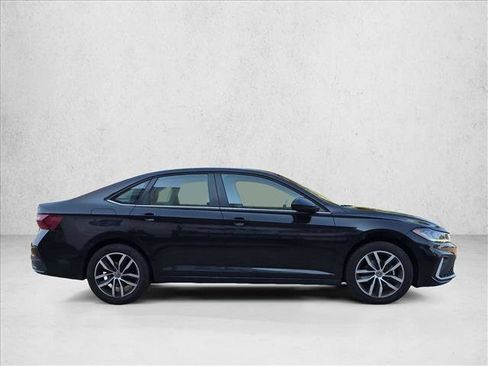 Used 2025 Volkswagen Jetta SE FWD image 4