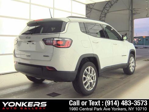 Used 2023 Jeep Compass Latitude w/ Sun and Sound Group AWD/4WD image 3
