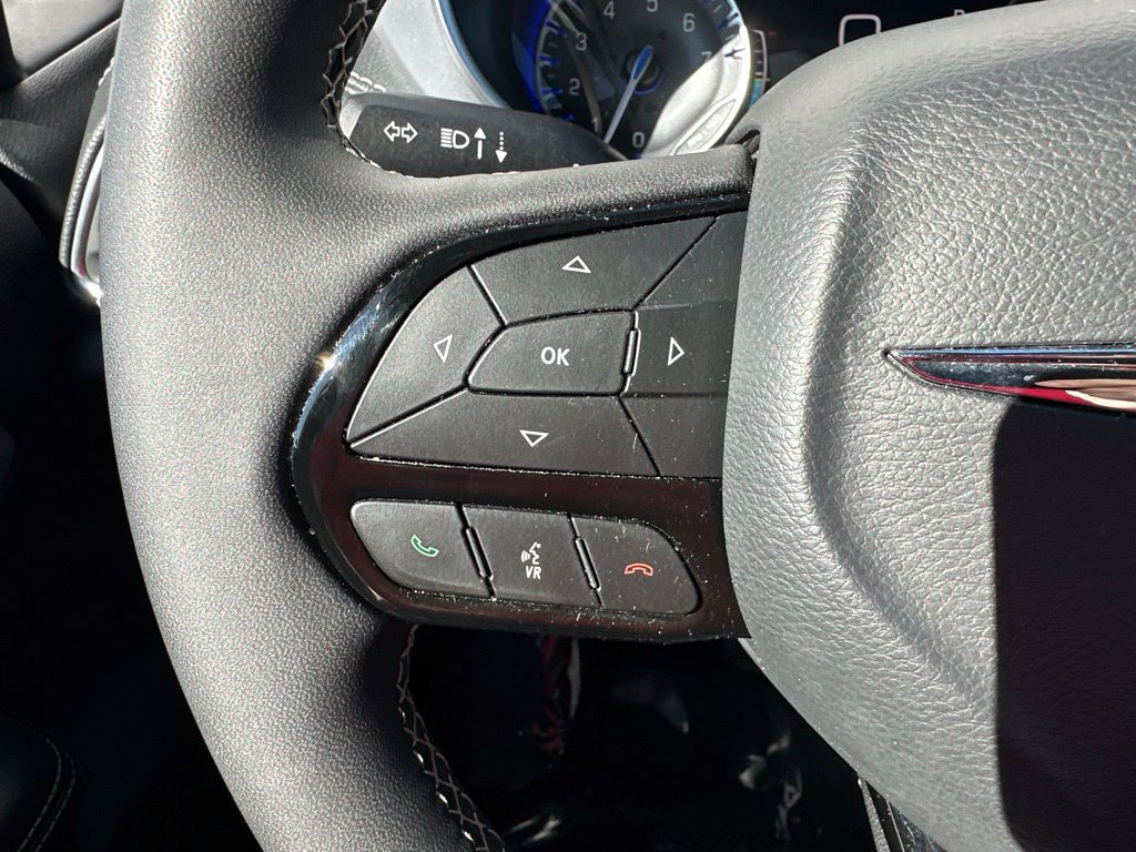 Used 2025 Chrysler Pacifica Limited FWD image 43