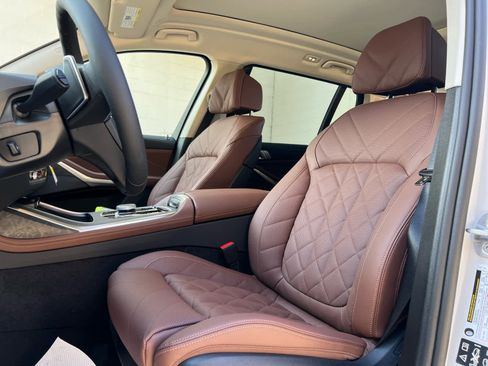 Used 2025 BMW X7 xDrive40i w/ Premium Package image 14