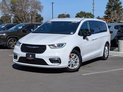 Used 2025 Chrysler Pacifica Select