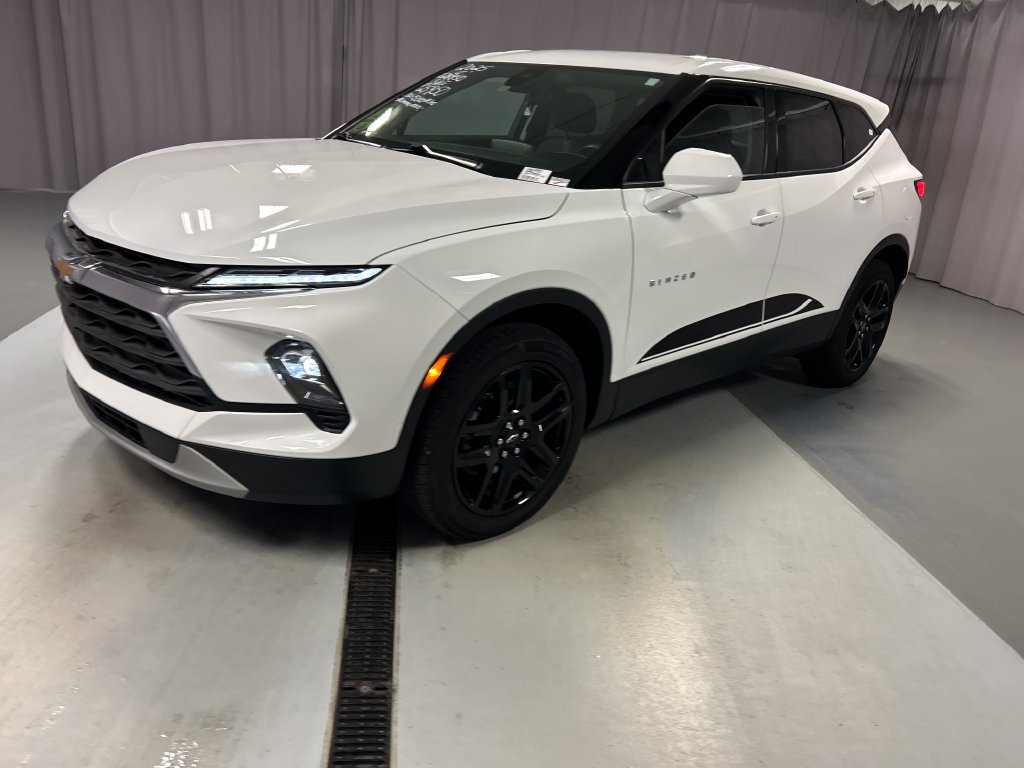 Used 2025 Chevrolet Blazer LT w/ Driver Confidence Package FWD image 3