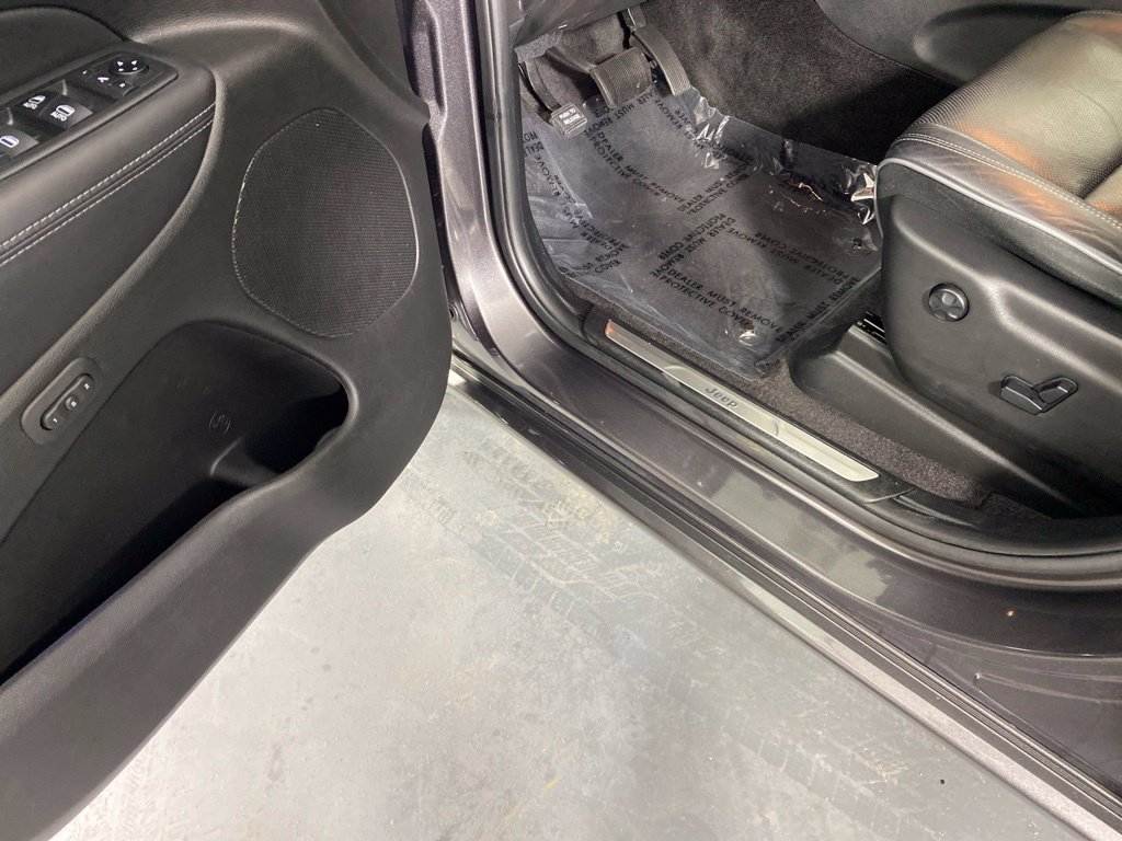 Used 2019 Jeep Grand Cherokee Overland AWD/4WD image 24
