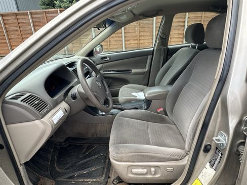 Used 2005 Toyota Camry LE FWD image 4