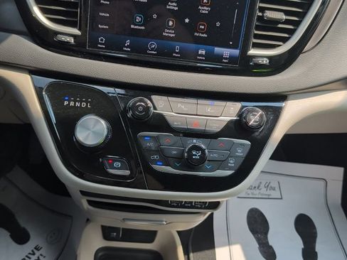 Used 2024 Chrysler Pacifica Touring-L FWD image 26