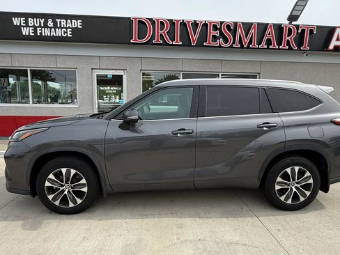 Used 2022 Toyota Highlander XLE AWD/4WD image 5