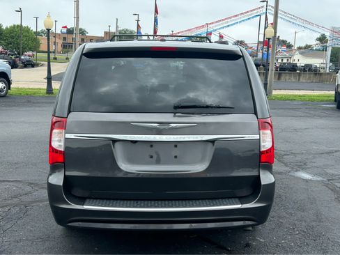 Used 2016 Chrysler Town & Country Touring-L FWD image 5