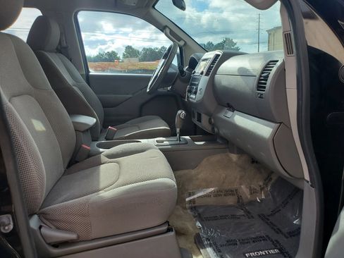 Used 2015 Nissan Frontier SV RWD image 24