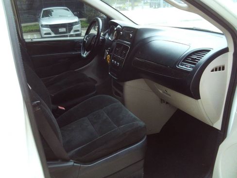 Used 2016 Dodge Grand Caravan American Value Package w/ UConnect Hands-Free Group FWD image 17