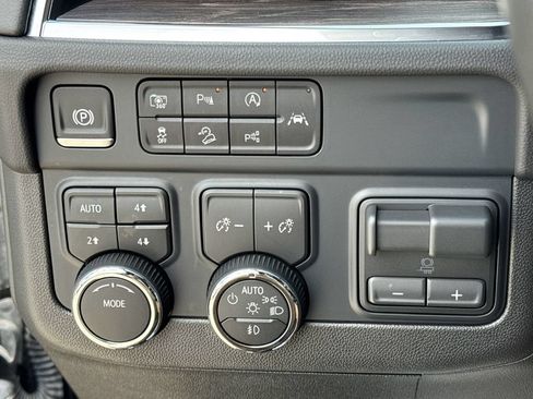 Used 2025 Chevrolet Suburban LT w/ Comfort Package AWD/4WD image 22