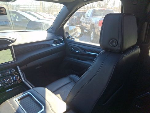 Used 2022 GMC Yukon XL Denali image 16