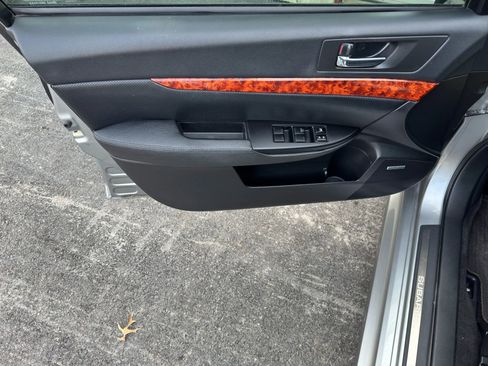 Used 2011 Subaru Legacy 2.5i Limited image 2