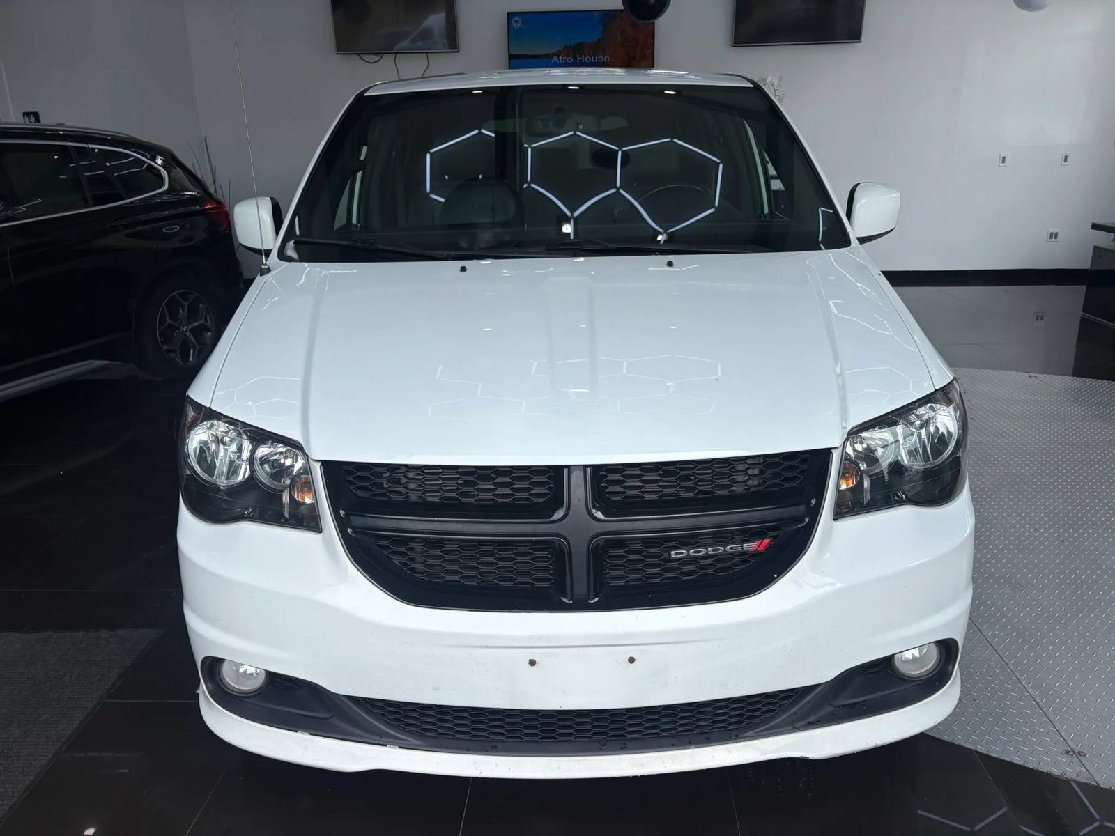 Used 2019 Dodge Grand Caravan GT FWD image 2