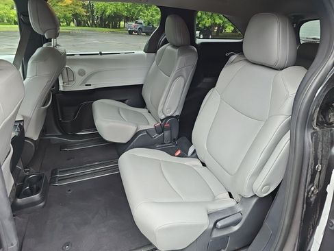 Used 2025 Toyota Sienna XLE FWD image 19