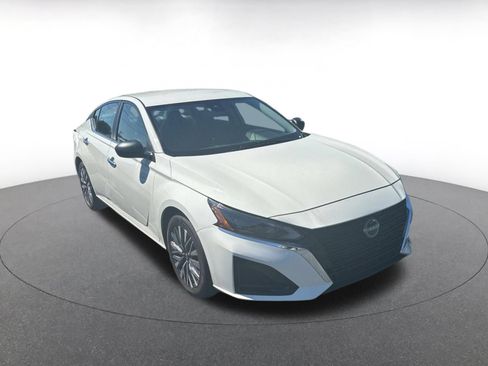 Used 2026 Nissan Altima 2.5 SV FWD image 3