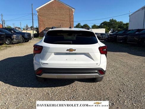 Used 2025 Chevrolet Trax LT FWD image 4