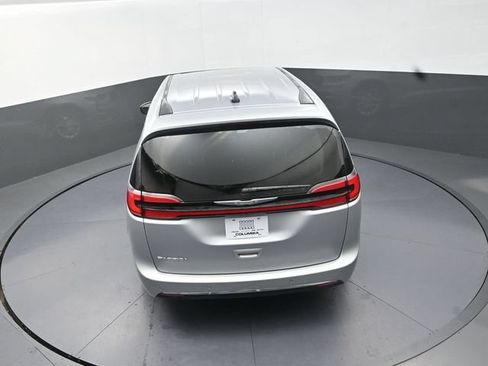Used 2023 Chrysler Pacifica Touring-L FWD image 16