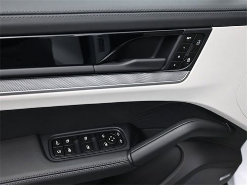 New 2025 Porsche Cayenne E-Hybrid image 8