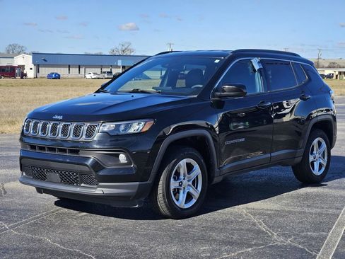 Used 2024 Jeep Compass Latitude image 3