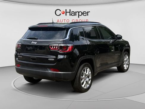 Used 2022 Jeep Compass Latitude w/ Sun and Sound Group AWD/4WD image 3