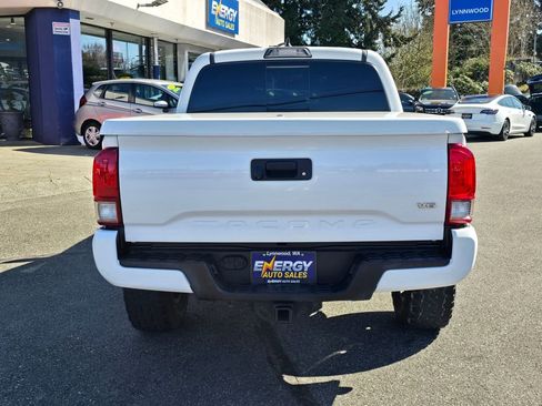 Used 2017 Toyota Tacoma TRD Sport w/ Tow Package (A/T) image 7